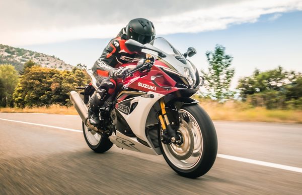 Αυτή είναι η νέα GSX-R1000R και γιορτάζει 40 χρόνια της Suzuki στους αγώνες