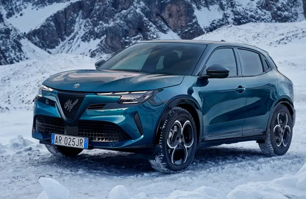 Πότε ξεκινούν στην Ελλάδα οι παραγγελίες για τη νέα Alfa Romeo Junior Ibrida Q4