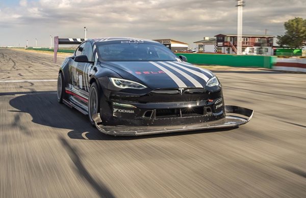 Το Tesla Model S Plaid κατέρριψε ρεκόρ πίστας κατά λάθος