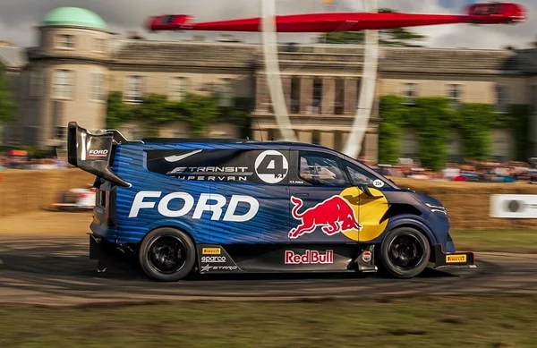 Το παντοδύναμο Ford SuperVan κατέκτησε και το Goodwood (video)