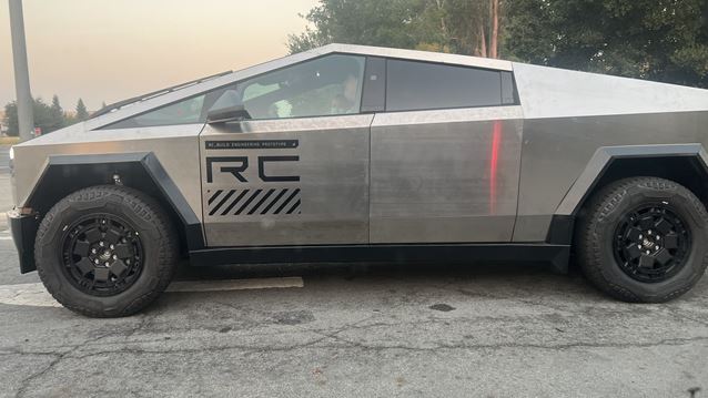 Τι σημαίνει το αυτοκόλλητο RC σε αυτό το Tesla Cybertruck