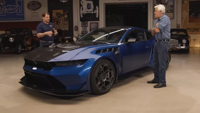 O CEO της Ford παρέδωσε προσωπικά την Mustang GTD στον Jay Leno
