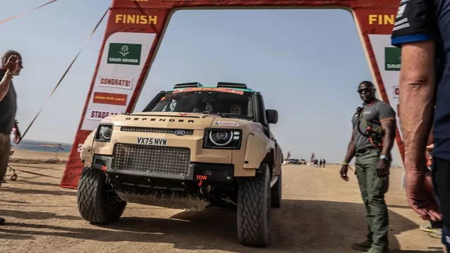 Κυριαρχία της Defender στην παρθενική της εμφάνιση στο Ράλι Ντακάρ