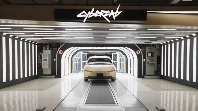 Φωτογραφία του Tesla Cybercab δίπλα σε γερανό προκαλεί ερωτήματα