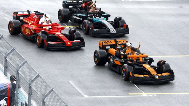 F1: Η LEGO έφτιαξε 10 αληθινά αυτοκίνητα από τουβλάκια στο Μαϊάμι (video)