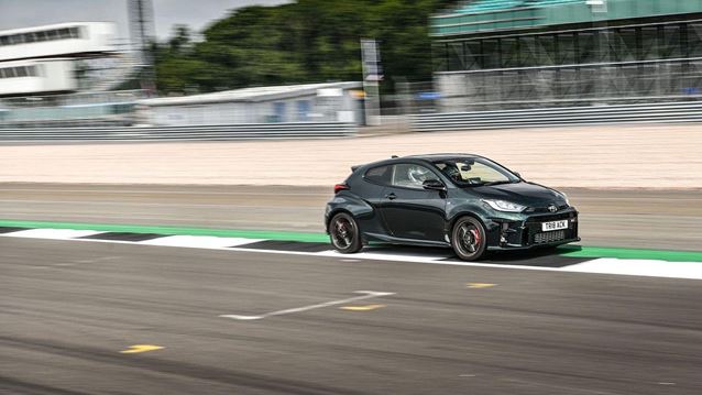 Video: Βελτιωμένο Toyota GR Yaris από τον Stig με αγάπη