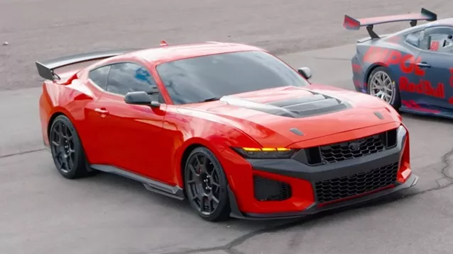 O Max Verstappen οδηγεί τη νέα έκδοση της Mustang Dark Horse (video)