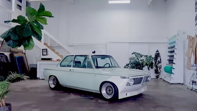 Αυτή η Restomod BMW 1602 είναι όλη από ανθρακονήματα