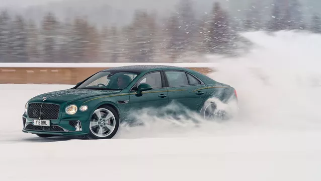Η Bentley Flying Spur Speed κάνει ρεκόρ στην άκρη της γης και προσφέρει θέαμα