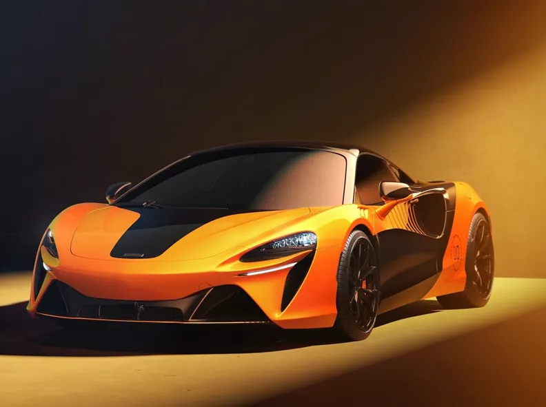 Η McLaren γιορτάζει 10 τίτλους στην F1 με μια συλλεκτική Artura Spider