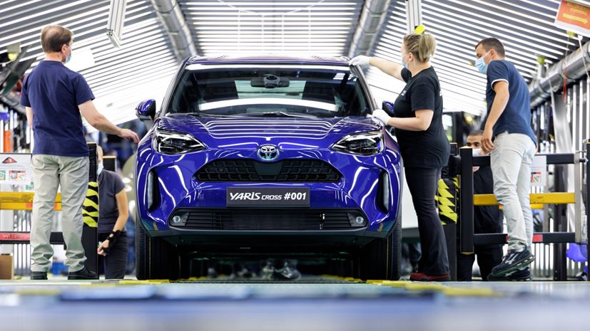 Εργαζόμενοι σε εργοστάσιο της Toyota