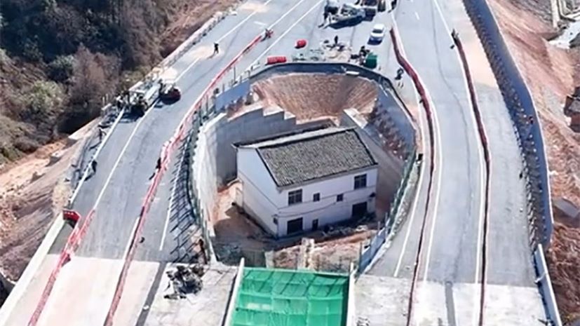 Αυτοκινητόδρομος Κίνα σπίτι μέσα στη μέση