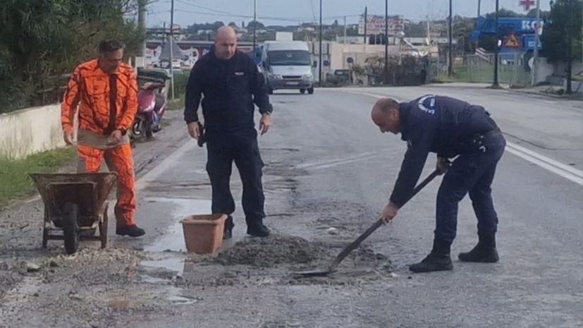 Αστυνομικοί φτιάχνουν λακούβες σε δρόμο στην Κω