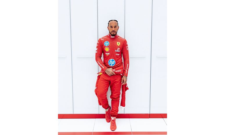 Hamilton Ferrari κόκκινη φόρμα