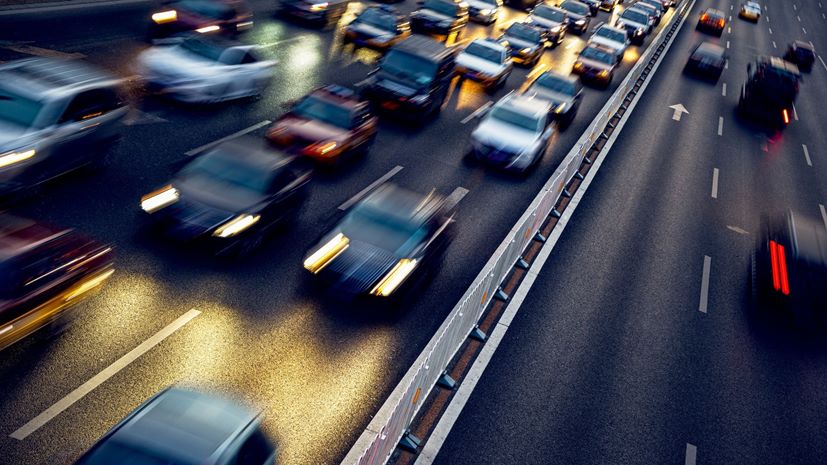 Αυτοκίνητα κυκλοφορία σε δρόμο