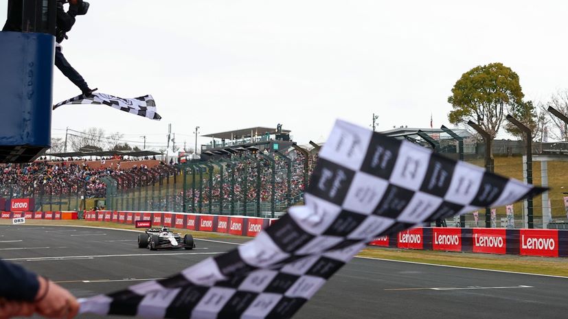F1 GP Ιαπωνίας Max Verstappen καρό σημαία