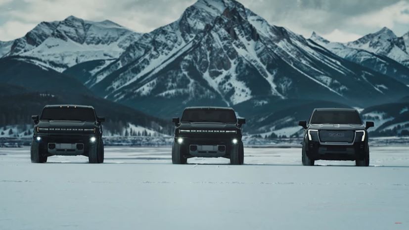 GMC Hummer EV Crabwalk κίνηση στο πλάι