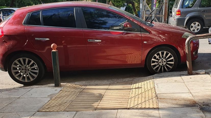παράνομο παρκάρισμα σε ράμπα ΑμεΑ