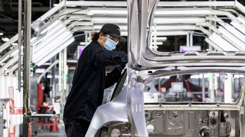 Εργάτρια της Tesla στο Βερολίνο