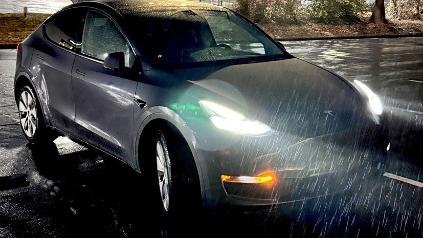 Tesla Model Y FSD μεταφορά οδηγού στο νοσοκομείο αυτόνομα