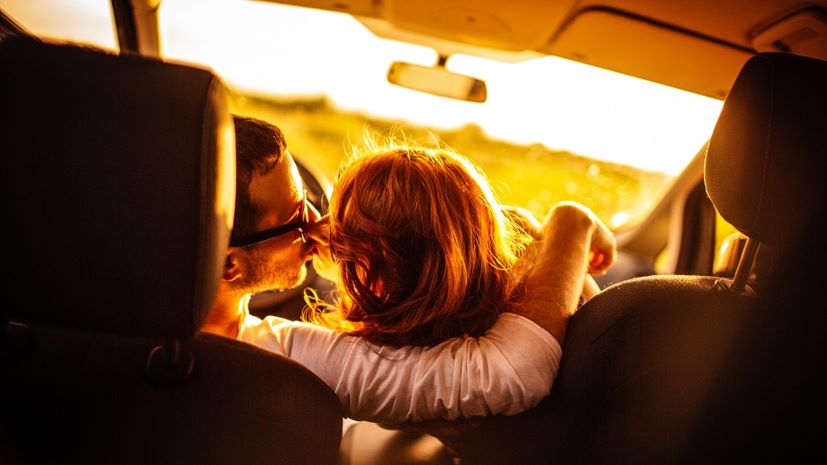 Ζευγάρι περιπτύξεις στο αυτοκίνητο