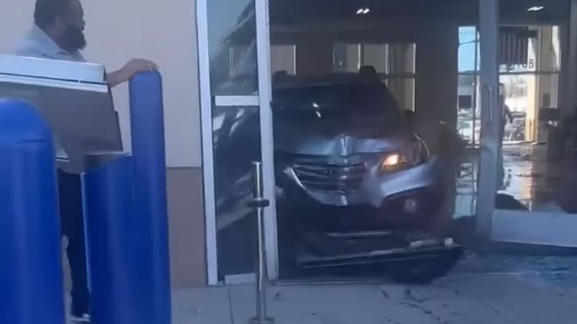 Αυτοκίνητο εισβάλει σε κατάστημα