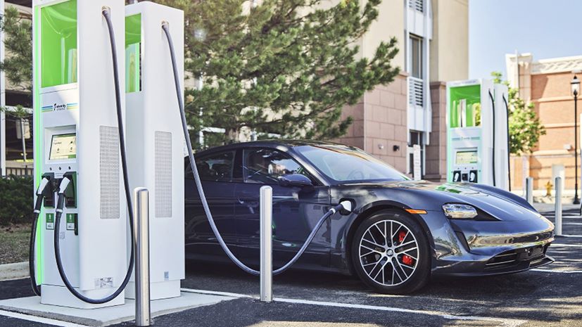 ev car stathmos fortisis