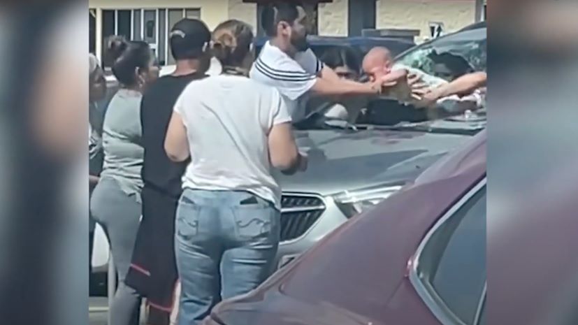 Μωρό παγιδευμένο σε αυτοκίνητο