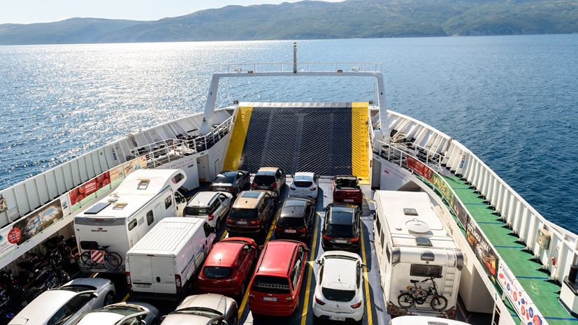 Αυτοκίνητα σε ferry boat