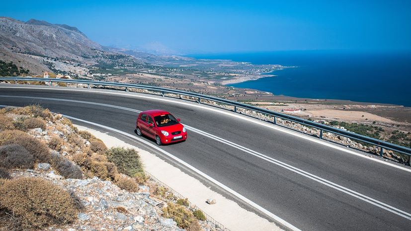 Αυτοκίνητο σε δρόμο της Κρήτης