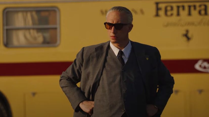 Adam Driver ως Enzo στην ταινία Ferrari