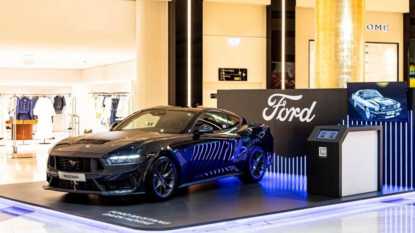 Ford Mustang Dark Horse Golden Hall