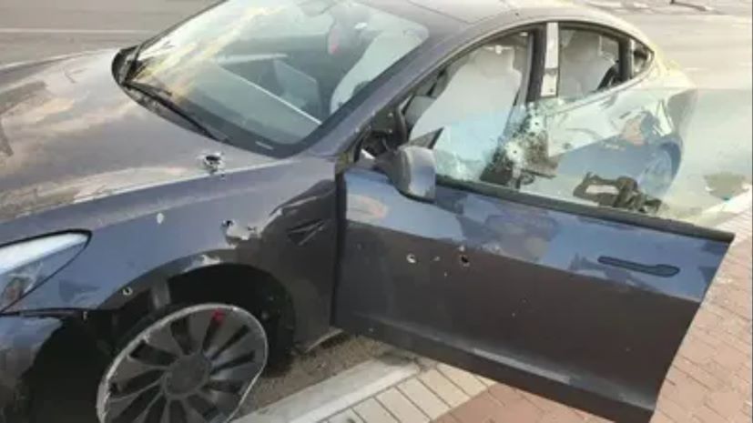 Tesla Model 3 με τρύπες από σφαίρες της Χαμάς