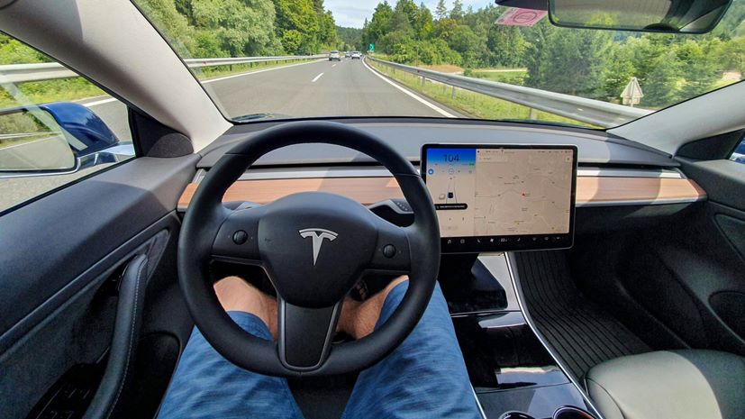 Tesla σε λειτουργία FSD πλήρους αυτόνομης οδήγησης