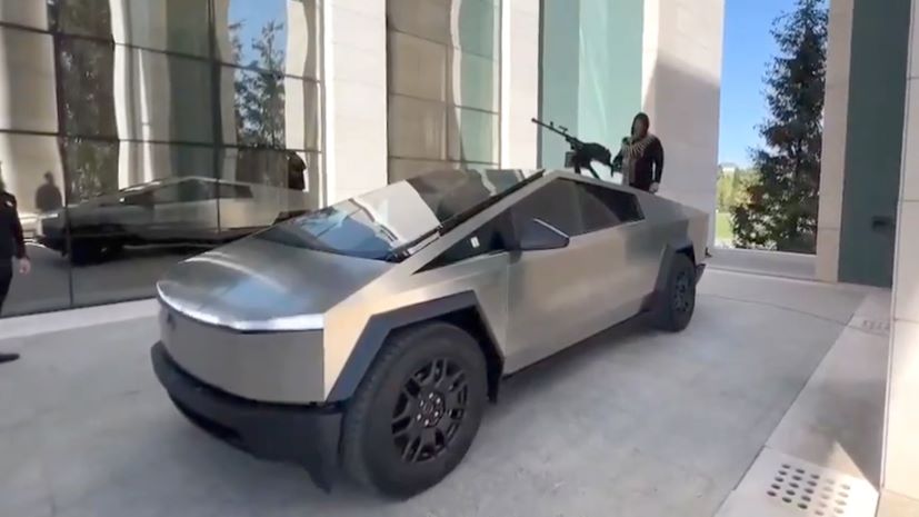Tesla Cybertruck με πολυβόλο για τον πόλεμο της ρωσίας