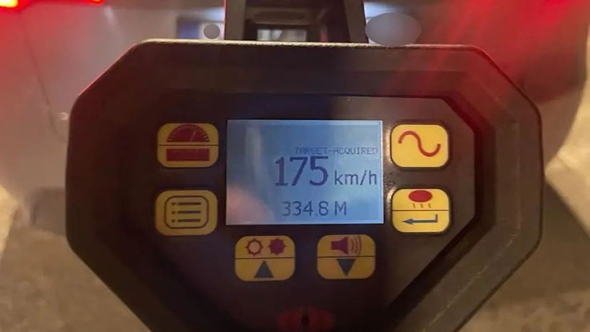 Τροχαία πιστόλι κοντέρ κλήση υπερβολικής ταχύτητας