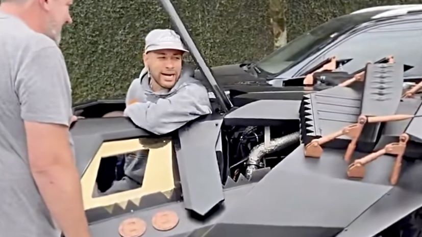 Batmobile replica Neymar
