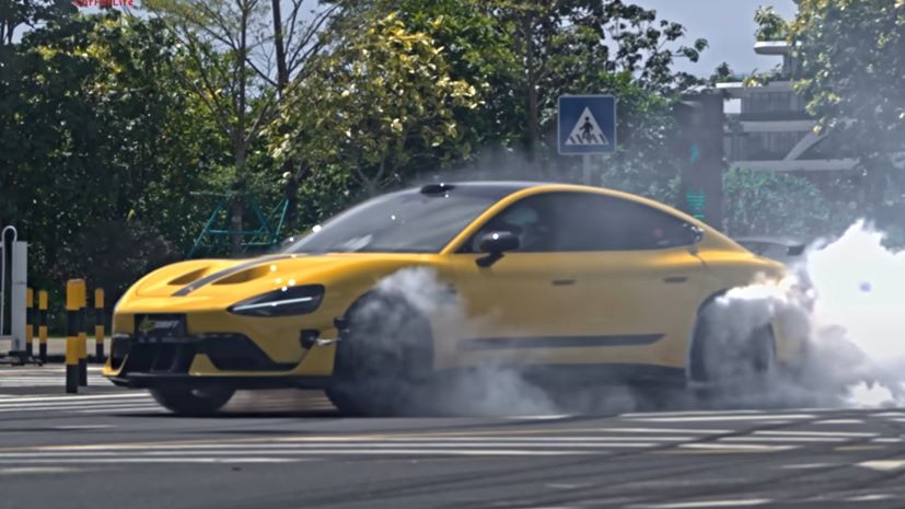 Xiaomi SU7 Ultra drift