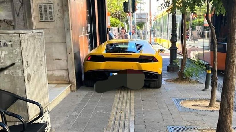 Lamborghini Huracan παρκάρισμα πάνω στο πεζοδρόμιο